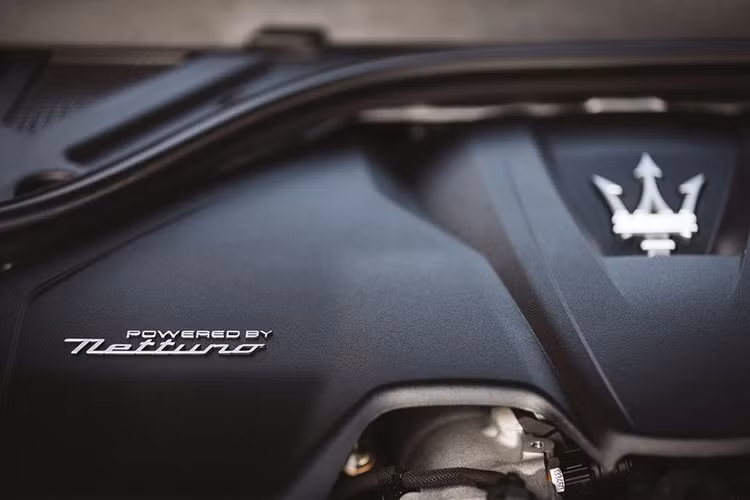 Cả 2 mẫu xe trên đều được trang bị động cơ V6 Nettuno Twin Turbo dung tích 3.0L, hiệu suất lần lượt là 490 mã lực/600 Nm và 550 mã lực/650 Nm.