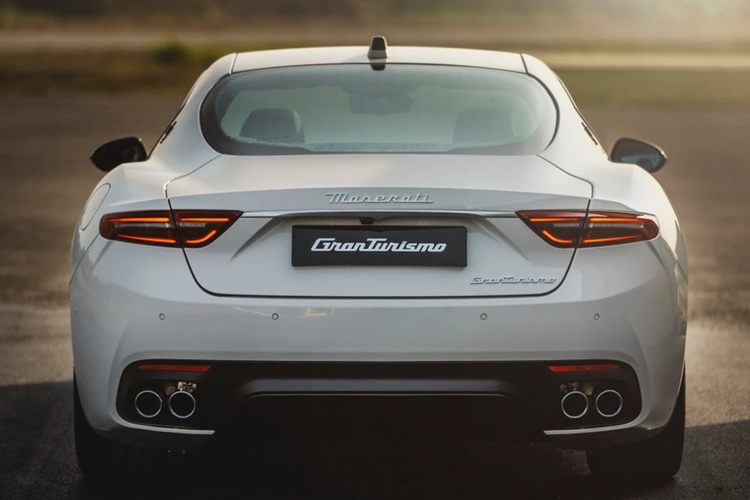 Cụm đèn hậu được thu nhỏ lại với các dải LED thiết kế mới. Điểm phân biệt giữa 3 phiên bản là cụm khuếch tán gió cản sau và hệ thống ống xả.