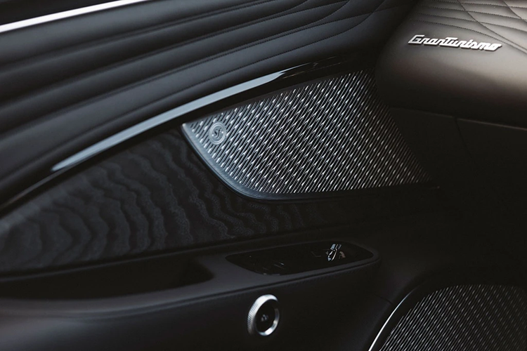 Khách hàng có thể nâng cấp hệ thống âm thanh cao cấp Sonus Faber với 19 loa và công suất 1.195 W, hỗ trợ giả lập âm thanh 3 chiều.