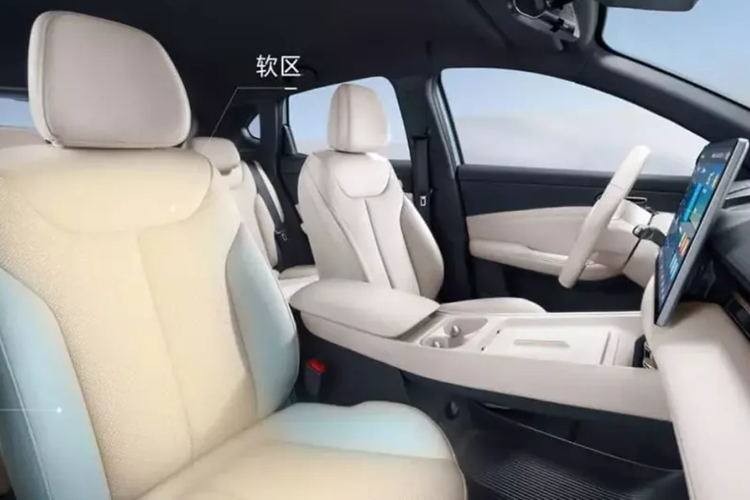 Đồng thời, chiều cao mở cốp sau là 1.795 mm. Ngoài ra, còn có 29 không gian lưu trữ trên xe.