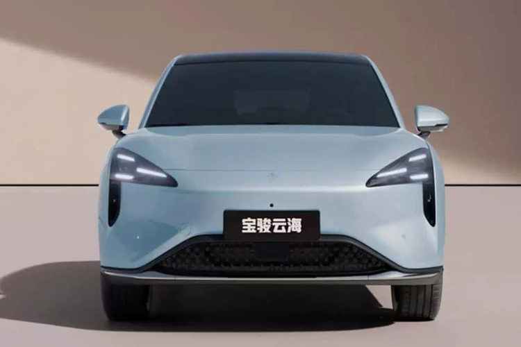 Kích thước của Baojun Yunhai phiên bản điện thuần túy bao gồm chiều dài, chiều rộng và chiều cao lần lượt sẽ là 4.541 mm x 1.880 mm x 1.608 mm, với chiều dài cơ sở là 2.750 mm. Các kích thước khác của phiên bản plug-in hybrid vẫn giữ nguyên chỉ có chiều dài là 4590 mm.