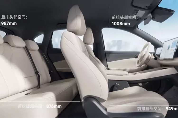 Hệ thống âm thanh trên xe Baojun Yunhai được hỗ trợ bởi tám loa. Vô lăng, cửa gió điều hòa, viền cửa và phần tựa tay phía trước được trang trí bằng các chi tiết mạ vàng.