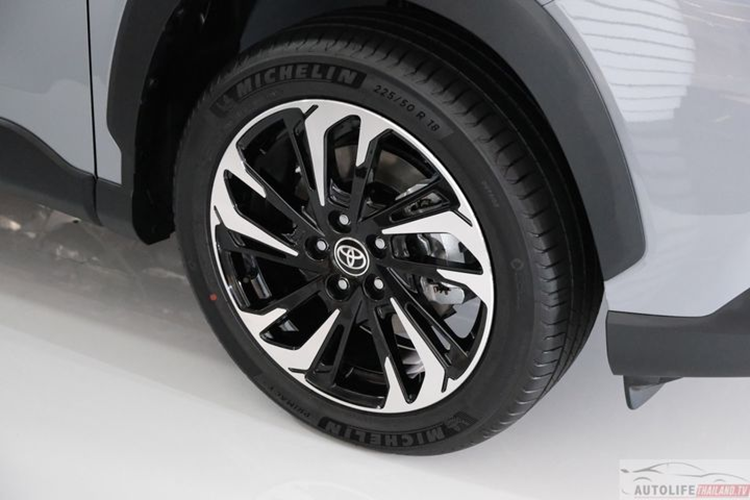 Bản tiêu chuẩn được trang bị máy xăng 1.8L 4 xi lanh thẳng hàng cho công suất tối đa 140 mã lực tại 6.000 vòng/phút và mô-men xoắn cực đại 177 Nm tại 4.000 vòng/phút, hộp số Super CVT-i 7 cấp số ảo.