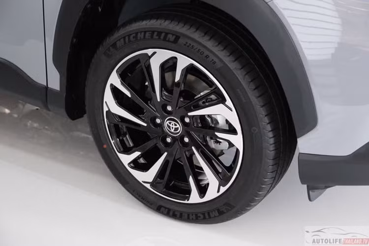 Bản tiêu chuẩn được trang bị máy xăng 1.8L 4 xi lanh thẳng hàng cho công suất tối đa 140 mã lực tại 6.000 vòng/phút và mô-men xoắn cực đại 177 Nm tại 4.000 vòng/phút, hộp số Super CVT-i 7 cấp số ảo.