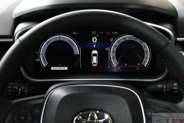 Xe sở hữu cụm đèn pha LED mới với tên gọi Crystalized, tích hợp cả đèn xi nhan tuần tự. Lưới tản nhiệt trên các phiên bản hybrid dạng không viền với các họa tiết hình tổ ong, khá giống với thiết kế được sử dụng trên dòng SUV hạng sang Lexus RX. Ở phía sau, cụm đèn hậu LED có thiết kế mảnh mai hơn bản cũ.