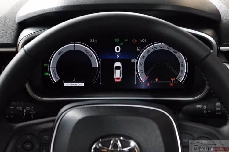 Xe sở hữu cụm đèn pha LED mới với tên gọi Crystalized, tích hợp cả đèn xi nhan tuần tự. Lưới tản nhiệt trên các phiên bản hybrid dạng không viền với các họa tiết hình tổ ong, khá giống với thiết kế được sử dụng trên dòng SUV hạng sang Lexus RX. Ở phía sau, cụm đèn hậu LED có thiết kế mảnh mai hơn bản cũ.