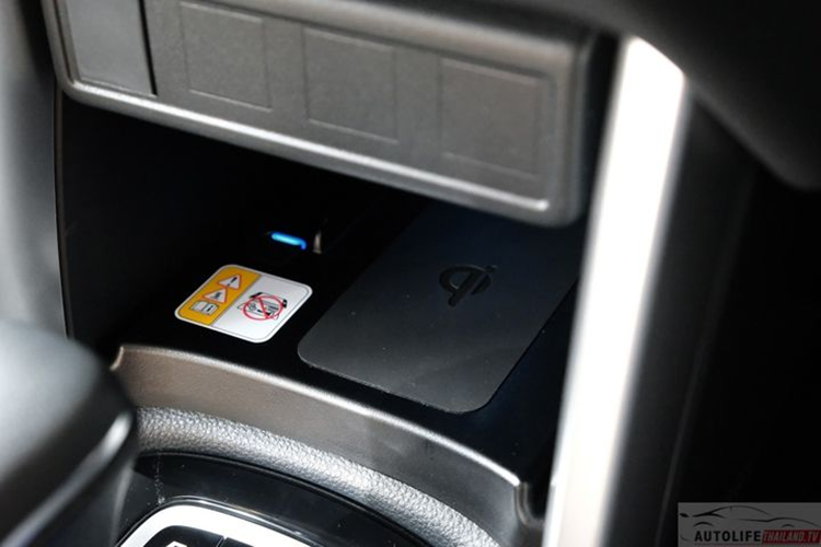 Nội thất Toyota Corolla Cross 2024 được bổ sung tùy chọn màu nội thất mới là Dark Rose (đen phối hồng đậm), bên cạnh màu đen tiêu chuẩn. Xe cũng có cửa sổ trời toàn cảnh kết hợp rèm trần đóng/mở tự động bằng nút bấm.