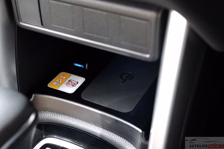 Nội thất Toyota Corolla Cross 2024 được bổ sung tùy chọn màu nội thất mới là Dark Rose (đen phối hồng đậm), bên cạnh màu đen tiêu chuẩn. Xe cũng có cửa sổ trời toàn cảnh kết hợp rèm trần đóng/mở tự động bằng nút bấm.