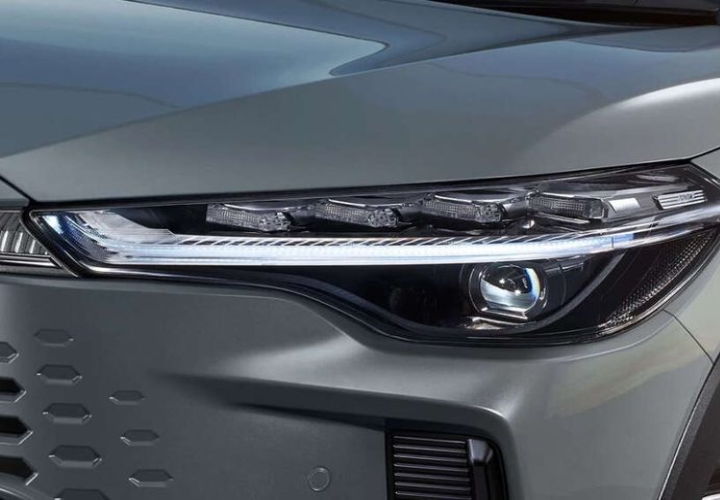 Mặc dù chỉ là phiên bản nâng cấp giữa vòng đời nhưng mẫu xe SUV Toyota Corolla Cross 2024 được nâng cấp khá nhiều cả về mặt thiết kế, trang bị nội thất và công nghệ. Về ngoại hình, mẫu SUV cỡ B nhà Toyota sở hữu diện mạo trẻ trung hơn với phần đầu xe được thiết kế mới.