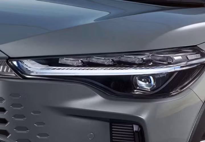 Mặc dù chỉ là phiên bản nâng cấp giữa vòng đời nhưng mẫu xe SUV Toyota Corolla Cross 2024 được nâng cấp khá nhiều cả về mặt thiết kế, trang bị nội thất và công nghệ. Về ngoại hình, mẫu SUV cỡ B nhà Toyota sở hữu diện mạo trẻ trung hơn với phần đầu xe được thiết kế mới.