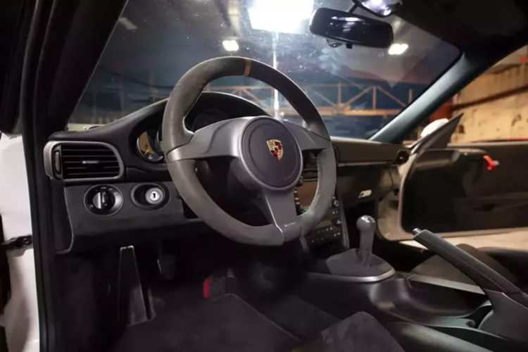 Porsche đã sản xuất 541 chiếc 997.2 GT3 RS cho thị trường Hoa Kỳ trong 2 năm. Điểm thu hút chính của thế hệ này là thực tế đây là chiếc xe cuối cùng được cung cấp với hộp số sàn 6 cấp. Kể từ khi ngừng sản xuất, tất cả những chiếc xe khác đều có hộp số ly hợp kép PDK của Porsche.