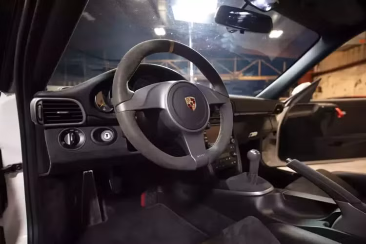 Porsche đã sản xuất 541 chiếc 997.2 GT3 RS cho thị trường Hoa Kỳ trong 2 năm. Điểm thu hút chính của thế hệ này là thực tế đây là chiếc xe cuối cùng được cung cấp với hộp số sàn 6 cấp. Kể từ khi ngừng sản xuất, tất cả những chiếc xe khác đều có hộp số ly hợp kép PDK của Porsche.