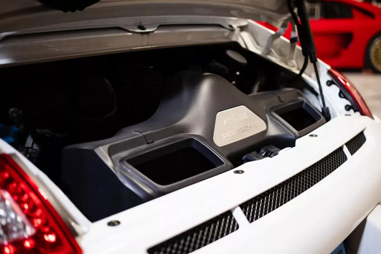 Nội thất xe được trang trí bằng vô lăng bọc Alcantara, ghế ngồi bằng da và Alcantara đẹp, dàn âm thanh CD và hệ thống điều hòa tự động. Nhu cầu đối với các mẫu xe 911 GT3 RS của thế hệ này có vẻ khá cao.