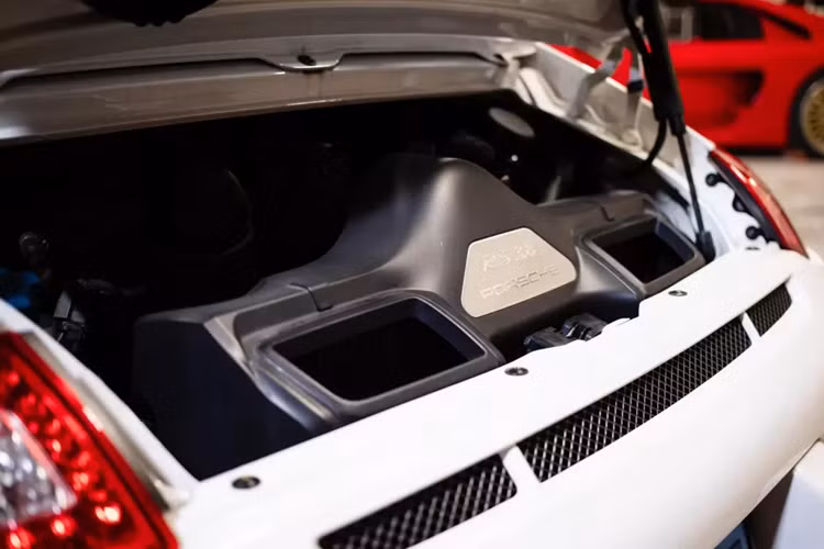 Nội thất xe được trang trí bằng vô lăng bọc Alcantara, ghế ngồi bằng da và Alcantara đẹp, dàn âm thanh CD và hệ thống điều hòa tự động. Nhu cầu đối với các mẫu xe 911 GT3 RS của thế hệ này có vẻ khá cao.