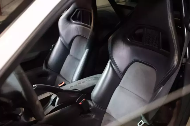 Nhưng không chỉ hộp số làm cho chiếc xe này trở nên đặc biệt, vì nó còn có động cơ Mezger phẳng sáu xi-lanh 3,8 lít cho công suất 450 mã lực và mô-men xoắn 317 lb-ft (430 Nm). Chiếc GT3RS 2010 này được hoàn thiện với màu trắng Carrara với lớp sơn màu vàng sáng bóng.