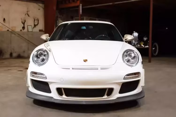 Trên đường đua, thế hệ 992 hiện tại là tuyệt đỉnh, nhưng nếu chúng ta đang tìm kiếm một chiếc GT3 RS hoài cổ, có lẽ đó sẽ là mẫu xe 997.2, giống như mẫu xe Porsche 911 GT3 RS 997 đời 2010 hiện đang được rao bán đấu giá này.