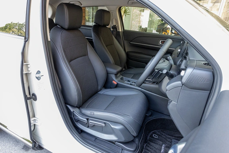 Đèn hậu thiết kế lại với những dải LED nằm ngang mới. Bên cạnh đó, cản sau của mẫu xe này cũng được làm lại theo hướng tối giản hơn.