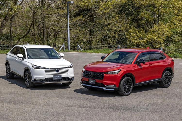 Trong khi đó, HR-V Hybrid được trang bị hệ thống gồm máy xăng Atkinson Cycle 1.5L kết hợp mô-tơ điện, cho công suất tổng cộng là 131 mã lực và 253Nm mô-men xoắn.