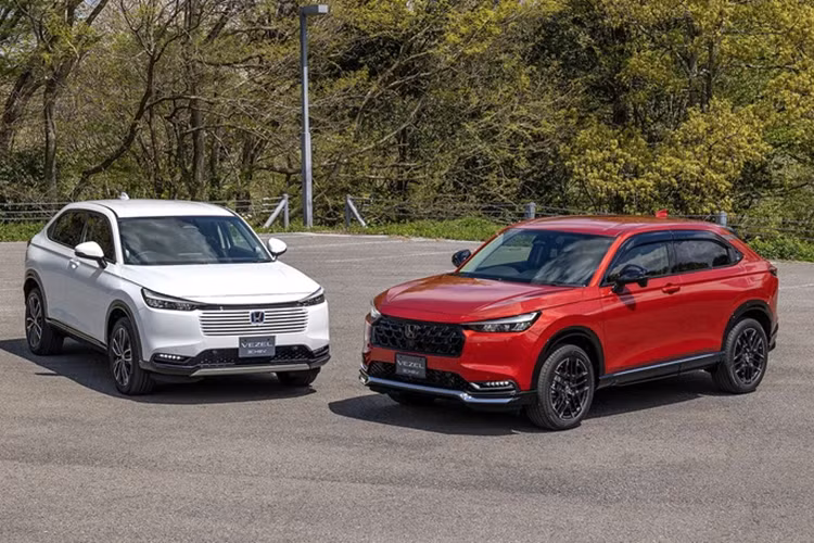 Trong khi đó, HR-V Hybrid được trang bị hệ thống gồm máy xăng Atkinson Cycle 1.5L kết hợp mô-tơ điện, cho công suất tổng cộng là 131 mã lực và 253Nm mô-men xoắn.