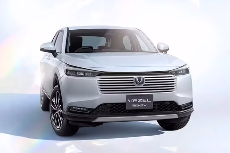 Ở bên trong, HR-V mới được thay đổi nhẹ một số chi tiết để thuận tiện hơn cho người sử dụng. Theo đó, cụm điều khiển trung tâm được tái thiết kế, bàn sạc điện thoại không dây đặt nằm giữa cho hành khách bên dễ dàng sử dụng.