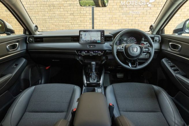 Mẫu CUV cỡ B được tinh chỉnh thiết kế, bổ sung công nghệ và tính năng an toàn. HR-V facelift được thiết kế lại lưới tản nhiệt vuông vức và hẹp hơn. Cản trước mới thể thao hơn với một vài chi tiết trang trí tạo điểm nhấn theo từng phiên bản.