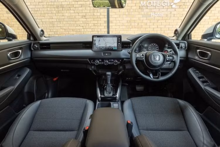 Mẫu CUV cỡ B được tinh chỉnh thiết kế, bổ sung công nghệ và tính năng an toàn. HR-V facelift được thiết kế lại lưới tản nhiệt vuông vức và hẹp hơn. Cản trước mới thể thao hơn với một vài chi tiết trang trí tạo điểm nhấn theo từng phiên bản.