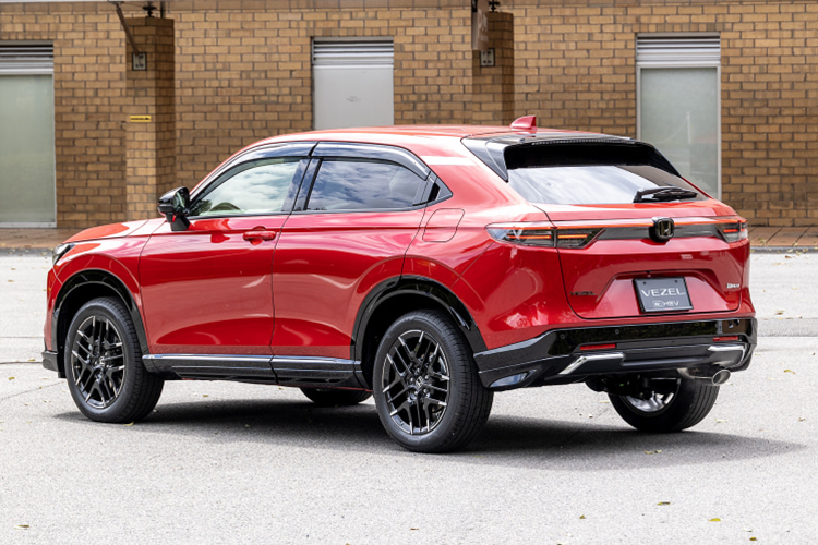 Về truyền động, Honda HR-V 2024 bản thường vẫn dùng động cơ xăng 4 xi-lanh, hút khí tự nhiên, dung tích 1.5L với công suất tối đa 118 mã lực và mô-men xoắn cực đại 142 Nm. Động cơ đi với hộp số tự động biến thiên vô cấp CVT và hệ dẫn động bốn bánh toàn thời gian.