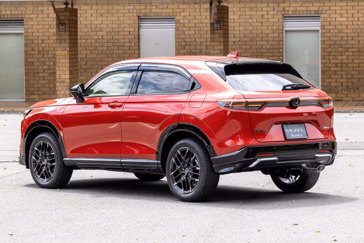 Về truyền động, Honda HR-V 2024 bản thường vẫn dùng động cơ xăng 4 xi-lanh, hút khí tự nhiên, dung tích 1.5L với công suất tối đa 118 mã lực và mô-men xoắn cực đại 142 Nm. Động cơ đi với hộp số tự động biến thiên vô cấp CVT và hệ dẫn động bốn bánh toàn thời gian.