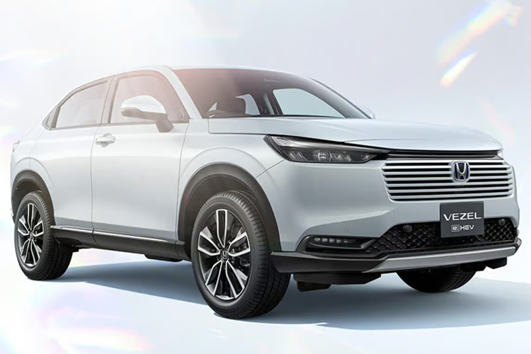 Hệ thống Honda Remote Operation mới được bổ sung trên mẫu xe này, cho phép bật/tắt điều hòa, đóng/mở cửa cốp và tìm vị trí xe từ xa. Xe vẫn được trang bị cụm đồng hồ kỹ thuật số 7 inch cùng màn hình cảm ứng giải trí 9 inch như ở phiên bản trước.