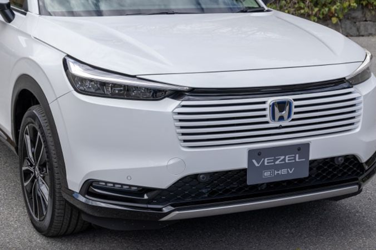Đối chiếu với các mẫu ôtô Honda đang bán trên thị trường thì có vẻ đây là những chi tiết xuất hiện trên mẫu Honda HR-V Hybrid 2024 mới vừa ra mắt tại Nhật Bản hồi tháng 4 vừa qua. Tại thị trường quê nhà, Honda HR-V có tên gọi riêng là Vezel.