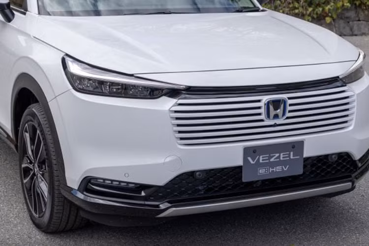 Đối chiếu với các mẫu ôtô Honda đang bán trên thị trường thì có vẻ đây là những chi tiết xuất hiện trên mẫu Honda HR-V Hybrid 2024 mới vừa ra mắt tại Nhật Bản hồi tháng 4 vừa qua. Tại thị trường quê nhà, Honda HR-V có tên gọi riêng là Vezel.