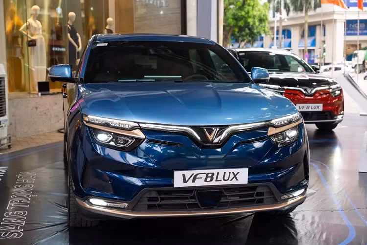 Đến nay, hình ảnh "bằng xương, bằng thịt" của VinFast VF8 LUX Hỏa Long Độc Bản đặc biệt đã được tung ra. Phiên bản đặc biệt này có số lượng sản xuất giới hạn đúng 888 chiếc. Theo công bố của nhà sản xuất, đây là phiên bản dành cho 888 khách hàng đầu tiên mua dòng xe VF8 LUX trong các ngày từ 16 - 22/07/2024.