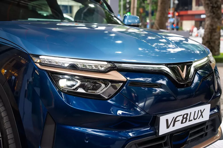 VF8 LUX trên thực tế không phải là mẫu xe VinFast đầu tiên có phiên bản Hỏa Long Độc Bản. Vào hồi cuối năm 2023, thương hiệu xe Việt đã từng ra mắt phiên bản tương tự của VF7.