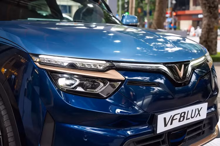 VF8 LUX trên thực tế không phải là mẫu xe VinFast đầu tiên có phiên bản Hỏa Long Độc Bản. Vào hồi cuối năm 2023, thương hiệu xe Việt đã từng ra mắt phiên bản tương tự của VF7.