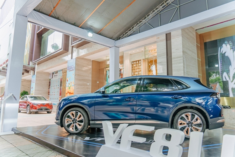 Bên cạnh đó, với mỗi 888 khách đặt mua xe thành công trong tuần đầu tiên, VinFast sẽ tổ chức quay số trúng thưởng với giải độc đắc là một căn biệt thự Vinhomes trị giá 12 tỷ đồng.