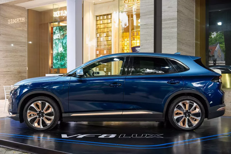 Cũng như phiên bản đặc biệt của VF7, VinFast VF8 LUX "Hỏa Long Độc Bản" sở hữu nhiều chi tiết ngoại thất mạ vàng ở đèn pha, cản trước, cản sau, vành la-zăng và sườn xe. Bên cạnh đó là số thứ tự xuất xưởng được khắc trên thân xe.