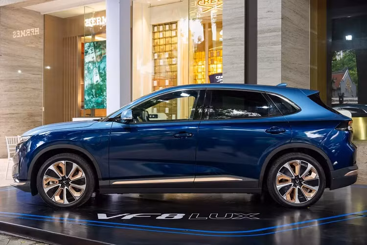 Cũng như phiên bản đặc biệt của VF7, VinFast VF8 LUX "Hỏa Long Độc Bản" sở hữu nhiều chi tiết ngoại thất mạ vàng ở đèn pha, cản trước, cản sau, vành la-zăng và sườn xe. Bên cạnh đó là số thứ tự xuất xưởng được khắc trên thân xe.