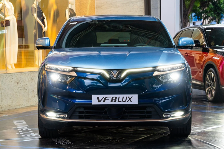 Khi đặt cọc mua VF8 LUX trong tháng 7/2024 này, khách hàng Việt sẽ nhận được những ưu đãi như sau: Miễn phí sạc pin tại các trạm sạc công cộng của V-GREEN trong vòng 2 năm; Được cam kết mua lại xe với trị giá có thể lên tới 90% giá xe ban đầu; Miễn phí gửi xe dưới 5 tiếng và ưu tiên chỗ đỗ tại các cơ sở của Vingroup.