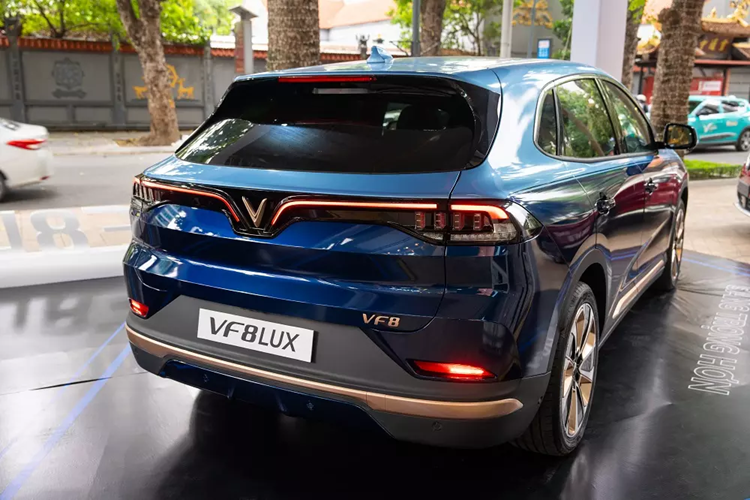 Ngoài những thay đổi này, VinFast VF8 LUX "Hỏa Long Độc Bản" không khác gì bản tiêu chuẩn. Như thông tin đã đưa, VinFast VF8 LUX sở hữu 10 lựa chọn màu sắc nâng cao với phần nóc và thân xe được phối hai màu mới. 
