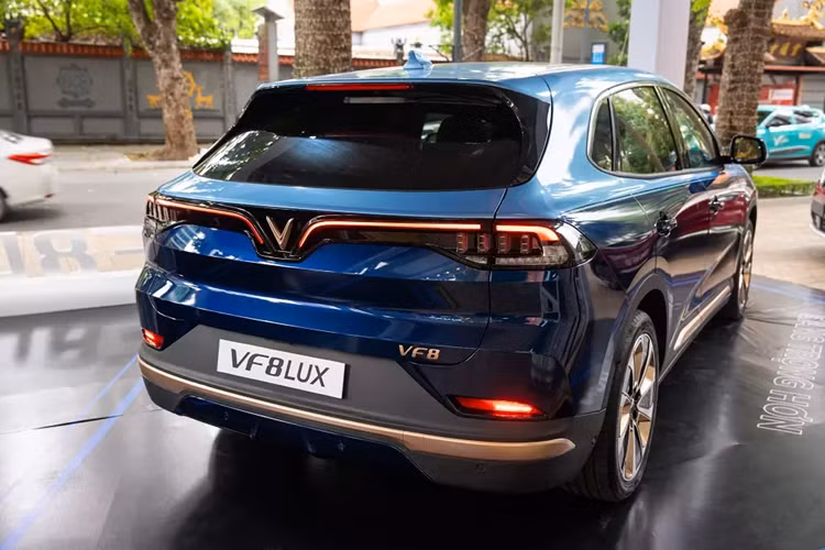 Ngoài những thay đổi này, VinFast VF8 LUX "Hỏa Long Độc Bản" không khác gì bản tiêu chuẩn. Như thông tin đã đưa, VinFast VF8 LUX sở hữu 10 lựa chọn màu sắc nâng cao với phần nóc và thân xe được phối hai màu mới. 