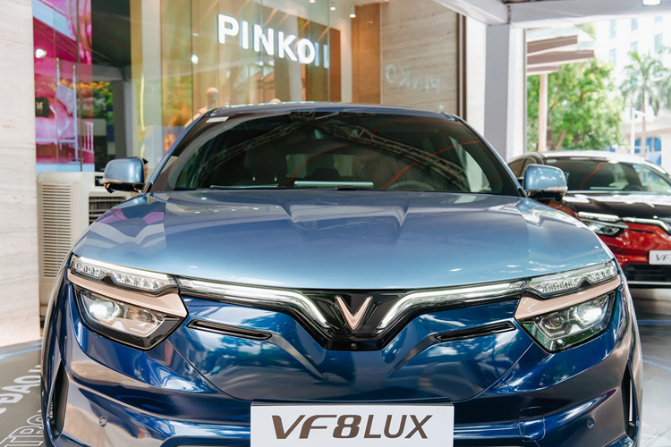 Tương tự trước đây, VinFast VF8 LUX cũng được chia thành 2 phiên bản là thường và Plus. Ở bản thường, xe dùng mô-tơ điện có công suất tối đa 350 mã lực và đi được quãng đường 471 km/lần sạc đầy. Hai con số tương ứng của bản Plus là 402 mã lực và 457 km.