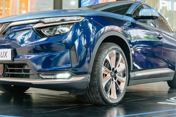 Không chỉ mạnh hơn, phiên bản Plus còn được tích hợp sẵn AI tạo sinh. Trong khi đó, với phiên bản thường, xe sẽ được bổ sung tính năng này trong thời gian tới thông qua cập nhật phần mềm. Công nghệ hỗ trợ lái nâng cao (ADAS) và gói dịch vụ thông minh VF Connect cũng được trang bị cho xe.