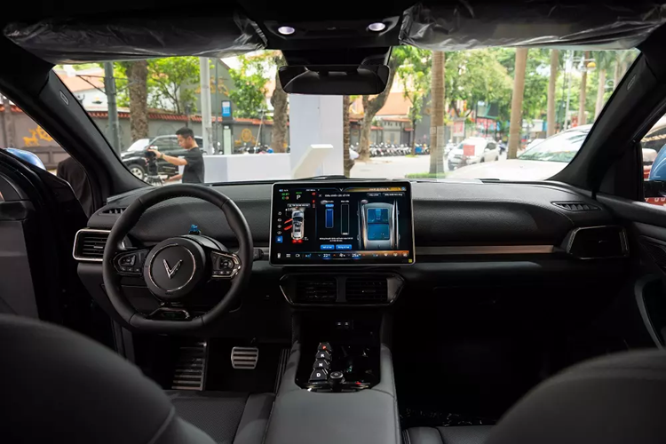 Tiếp theo là trợ lý ảo điều khiển bằng giọng nói tích hợp công nghệ AI tạo sinh (Generative AI) có thể chủ động tìm kiếm, ghép nối thông tin có sẵn trên mạng Internet để đưa ra những câu trả lời hoàn thiện và hợp ngữ cảnh.