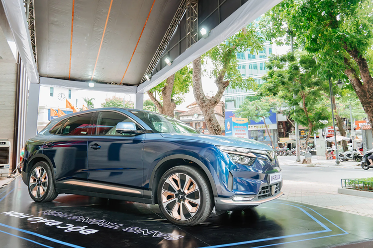 Nếu đặt cọc sớm trong tuần đầu tiên chính thức mở bán VF8 LUX (từ ngày 16/7 - 22/7), khách hàng sẽ được tặng một voucher khám chữa bệnh tại Vinmec trị giá 100 triệu đồng và có cơ hội quay số trúng thưởng là một suất ưu tiên xếp chỗ trong hệ thống trường Vinschool đi kèm một năm miễn học phí.