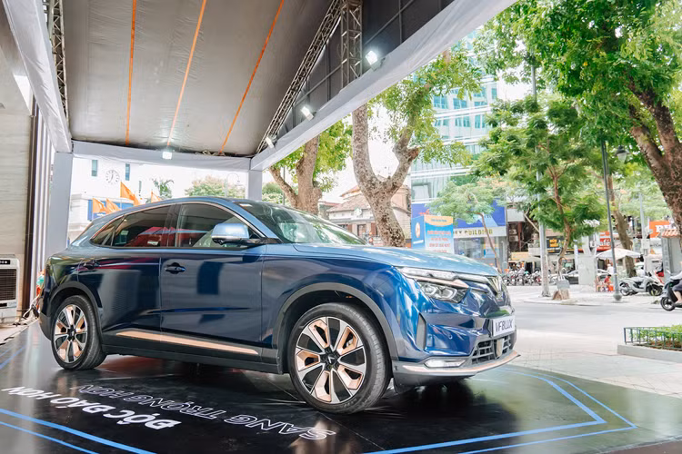 Nếu đặt cọc sớm trong tuần đầu tiên chính thức mở bán VF8 LUX (từ ngày 16/7 - 22/7), khách hàng sẽ được tặng một voucher khám chữa bệnh tại Vinmec trị giá 100 triệu đồng và có cơ hội quay số trúng thưởng là một suất ưu tiên xếp chỗ trong hệ thống trường Vinschool đi kèm một năm miễn học phí.