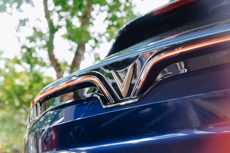 Để được hưởng trọn vẹn các ưu đãi nêu trên, khách hàng mua xe VF8 LUX cần cam kết không sử dụng xe để kinh doanh dịch vụ.