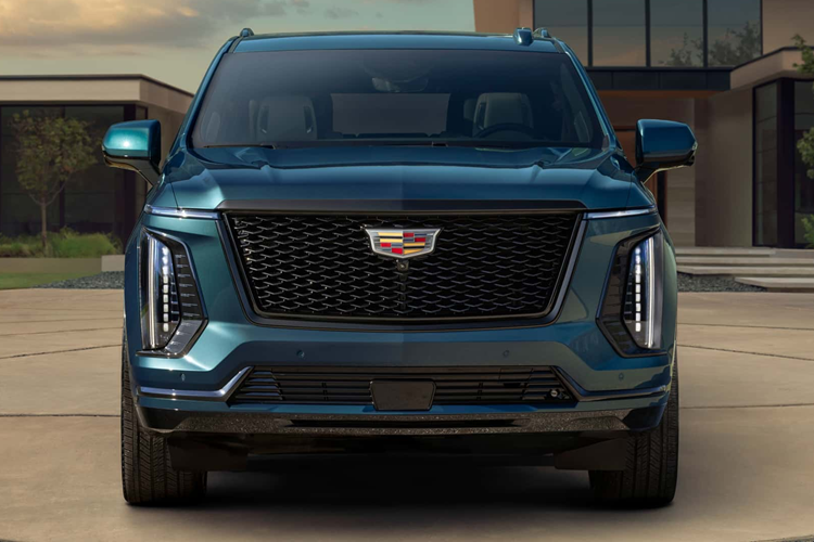 Khoang nội thất Escalade 2025 có một màn hình lớn trên bảng điều khiển có kích thước 55 inch trải dài trên khắp bảng điều khiển của xe. Phần khu vực người lái có màn hình 35 inch và hành khách phía trước có màn hình cảm ứng 20 inch với khả năng truyền phát video.