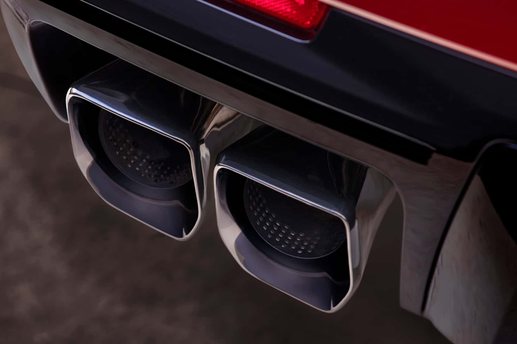 Bên trong xe có thêm nhiều điểm nhấn bằng sợi carbon được bao bọc bởi lớp da màu Jet Black. Ngoài Escalade phiên bản tiêu chuẩn, mọi phiên bản đều được trang bị Hệ thống Kiểm soát Lái xe 4.0 mới nhất với hệ thống treo thích ứng Air Ride và Super Cruise cũng là trang bị tiêu chuẩn.