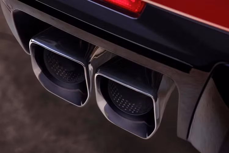 Bên trong xe có thêm nhiều điểm nhấn bằng sợi carbon được bao bọc bởi lớp da màu Jet Black. Ngoài Escalade phiên bản tiêu chuẩn, mọi phiên bản đều được trang bị Hệ thống Kiểm soát Lái xe 4.0 mới nhất với hệ thống treo thích ứng Air Ride và Super Cruise cũng là trang bị tiêu chuẩn.