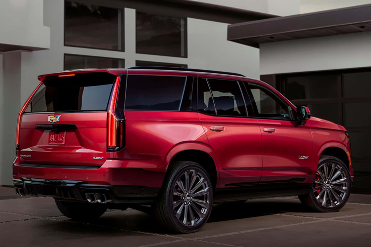 Giá xe Cadillac Escalade và Escalade-V 2025 sẽ được công bố và bán ra vào cuối năm nay. Escalade 2024 hiện tại có giá khởi điểm là 112.690 Đô kèm theo các khoản phụ phí khác.